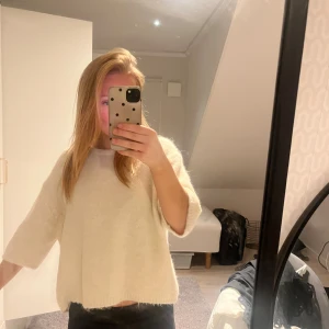 Vit stickad tröja  - Säljer min kortärmade tröja från Lindex i stolek XS/S . Knappt använd