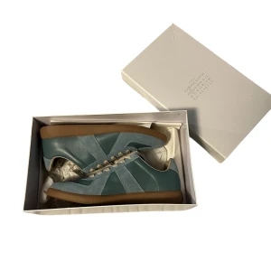 Maison Margiela Gats  - Säljer ett par sällsynta Gats med en grönblå nyans som jag köpte på vestaire collective i nyskick. Endast använda en gång inomhus så perfekt skick. Storleken är 43 men passar 42 bättre. Priset går att diskutera via snabb affär. Allt og tillkommer.