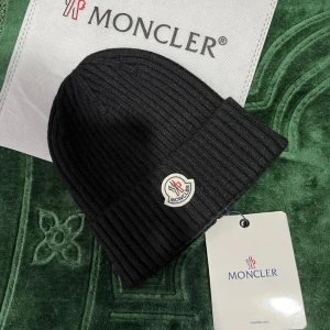 Moncler mössa - Svart ribbstickad mössa från Moncler. Priset kan diskuteras.