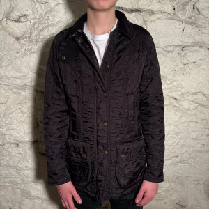 Barbour jacka - Väldigt snygg barbour jacka.😁 perfekt för en stilren look✌️nypris 4000 kr