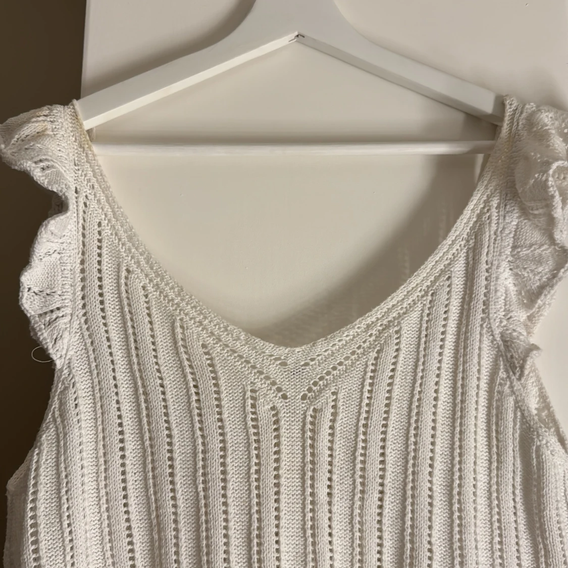 Vit stickad volangtopp - 1