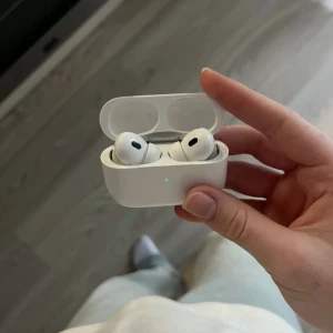 AirPod Pro 2 - Den kommer med laddare och  lådan som finns i bilden 