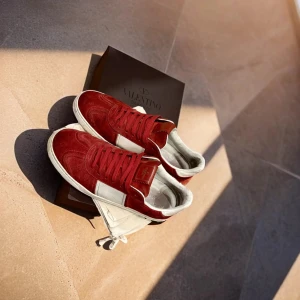 Valentino flycrew - Tja, säljer nu mina tvär snygga röda flycrews! Storlek 42 passar 43. Fint skick, box samt dustbags medföljer. Skriv vid minsta lilla fundering! Pris är ej hugget i stenen. Skriv för fler bilder.