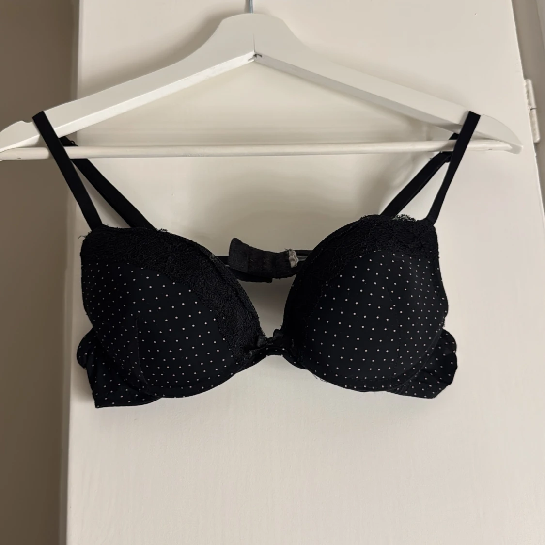 Mörkblå prickig bh med spets