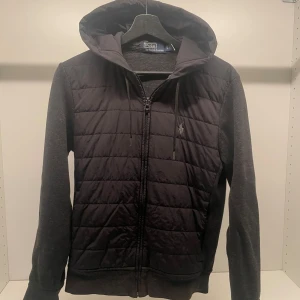 Ralph lauren cardigan - Tjena! Nu säljer jag denna stiliga Ralph lauren cardigan/hybridjacka för bara 899. Den är i storlek XS och passar runt 160-170, men jag rekommenderar att kolla igenom måtten noga för att vara säker:) Den är sparsamt använd och är i mycket bra skick med endast få små slitningar.                                                  Nypris: 2500kr.                                                (Fråga gärna vid funderingar)