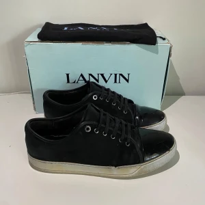 Lanvin skor - Säljer nu dessa lanvin skor i okej skick | defekter? Gul sula, sliten mocka, små defekter på cap toen! | storlek 43 men är stora i storlek!! | vid köp medföljs box och dusbag | hör av dig vid frågor eller funderingar🙌