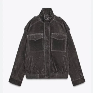 Zara jacka - Eftertraktad Zara suede leather jacket i färgen charcoal. Helt ny med prislapp.
