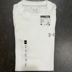 Under armour t shirt Stl SM - Helt ny