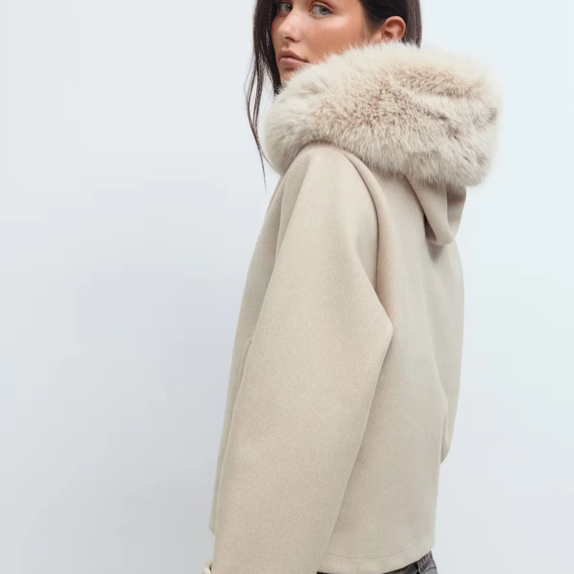 Beige kappa med fluffig krage - 1