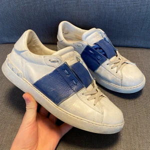 Valentino open  - Säljer nu dessa sjukt feta valentino open skor i denna unika modell | defekt? Det har släppt lite vid en del på skon annars är dem i mycket bättre skick än vad dem ser ut att vara | storlek 40,5 men passar lika bra 41 | vid köp medföljs endast skor | fraktmetod instabox eller PostNord!