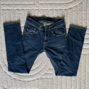 Tiger Of Sweden - Feta mörkblå jeans från Tiger of Sweden i mycket bra skick. Model: Iggy💯Strl: 28/32 Modellen är 180/60 kg. Nypris: ca 1500kr, mitt pris: 600 kr. Priset kan diskuteras vid snabb affär💰Skriv inte om du inte tänker köpa! Skriv vid minsta fundering! 