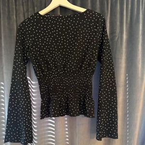 Trendig prickig ginatrico tröja  - Super snygg tröja! Aldrig använd prislappen kvar, den är helt slutsåld på hemsidan 💕