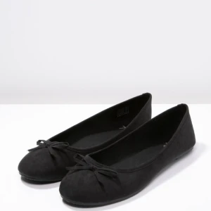 Svarta bellerinaskor - Oanvända svarta ballerina skor i storlek 38.🥰från Anna field men köpa från zalando 