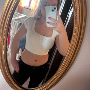 Vit croppad topp - Säljer en vit croppad topp