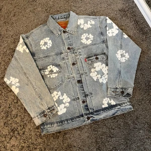 DENIM TEAR JEANSJACKA  - Hej, säljer denna riktigt feta jacka ifrån denim tears, jackan är i väldigt bra kvalité. Och dustbag/tags medföljer 