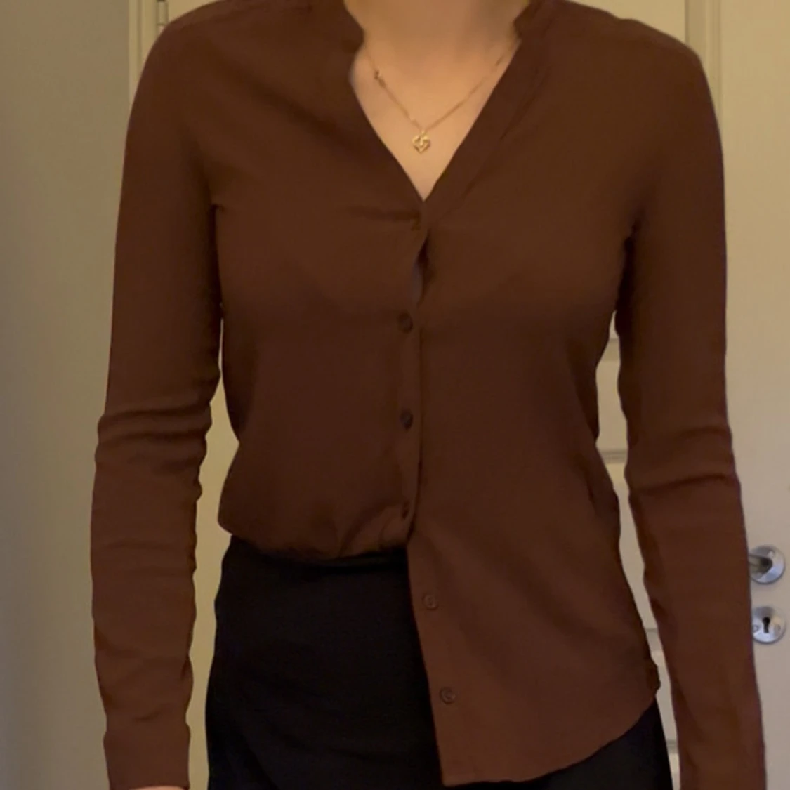 Brun långärmad skjorta med knappar