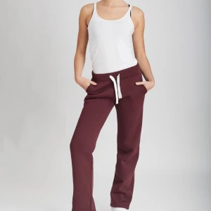 Vinröda mjukisbyxor med snörning xxs - Snygga vinröda mjukisbyxor med raka ben och vit snörning i midjan. Byxorna har normal passform och är tillverkade i mjukt bomullsmaterial. Perfekta för en chill och avslappnad stil.jag har bara använt de en till 2 gånger