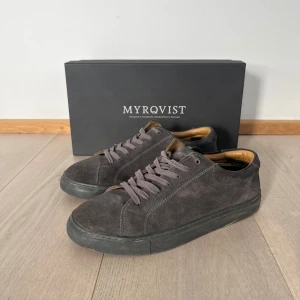 Myrqvist skor - Säljer nu dessa Myrqvist skor i storlek 40| Skick 8,5/10 inga defekter bara lite smutsiga| Box tillkommer vid köp skriv vid funderingar|