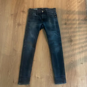Svarta Replay anbass  - Snygga svarta slim fit jeans från Replay. Storlek W29 L32 passformen på jeansen är otroligt bra. Inga slitningar och jag har knappt använt dom. Köpte dom i juni för 1499 säljer dom för 350kr 😅. Vid fler frågor kontakta mig 🤩