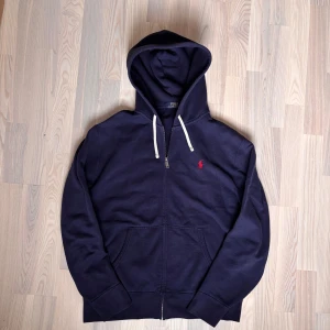 Ralph lauren hoodie - Navy hoodie från ralph lauren i storlek L! Fint skick. Skriv om du har några funderingar 