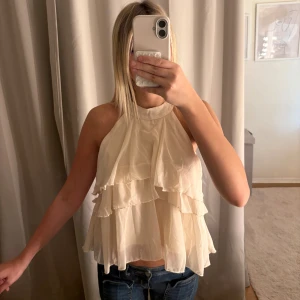 Beige blus  - Beige blus, väldigt fin och passar bra till många tillfällen. Aldrig använt bara testat
