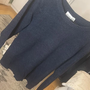 Mörkblå stickad tröja från Vila XS - Mysig mörkblå stickad tröja från Vila i storlek XS. Tröjan har rund halsringning, långa ärmar och en klassisk, enkel design. Tröjan är använd men fortfarande bra skick! Lite nopper förekommer på exempelvis arm muddarna 🩷