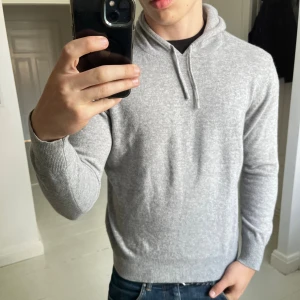 Sayless cashmere hoodie M - Sayless cashmere hoodie M, inga defekter. Modellen är 180,75 kg och bär M. Nypris 900 Kr. 😊 lite liten på modellen