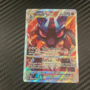 Lucario VSTAR - Cool och glittrig Lucario VSTAR Pokémonkort! Perfekt för samlare och spelare som vill boosta sin lek med en kraftfull och snygg karaktär. Korten är populära bland unga och ger extra edge i Pokémon TCG-strider.