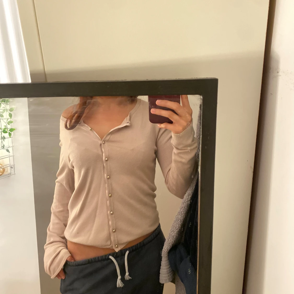 Beige kofta med guldknappar