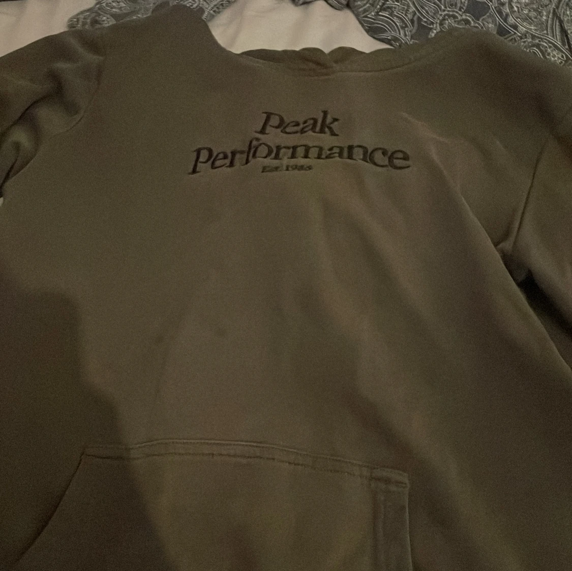 Grå hoodie från Peak Performance