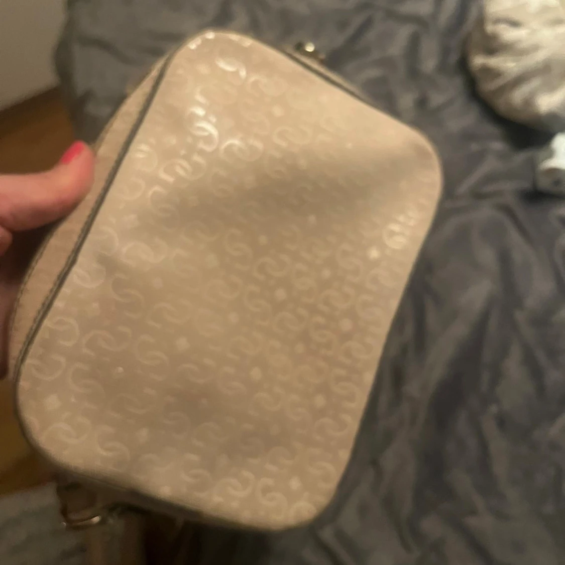 Beige axelväska från Guess - 1