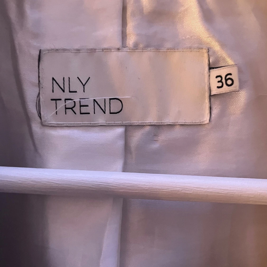 Créme vit skinnjacka från NLY Trend - 3