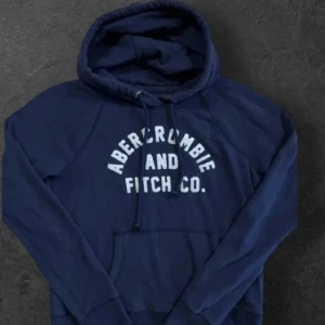  Abercrombie & Fitch hoodie( prisförslag, inte under 700) - Tjo! Säljer en grovt fet hoodie från Abercrombie & Fitch, nypris: ingen aning 😅, men är grovt eftertraktad så antar ganska mycket! Riktigt riktigt rare också! Prisförslag då jag e osäker vad den egentligen är värd, men inte under 700 kr