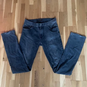 Svarta Nudie Jeans - Säljer dessa snygga Nudie jeans i storlek 31/34. . Slim fit modell i fint skick. Hör av dig vid eventuella frågor! 🙂