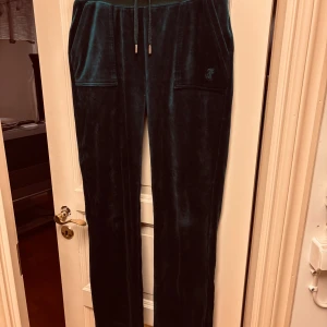 Mörkgröna Juicy Couture Moss Green - Säljer ett par mörkgröna Juicy Couture i färgen Dark Moss. Endast använda 2-3 gånger då dem är lite stora på mig. Storlek S. Ser lite blåare ut på bild men är mörkgröna! Superfina!