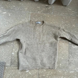 Stickad tröja  - En jättefin beige stickad tröja från en dansk märke 