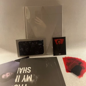 Bts photobook - Map of the soul ON:E concept photobook (Clue Ver) Inga photocards med. Fotobok finns med. Om du har några frågor så hör gärna av dig!