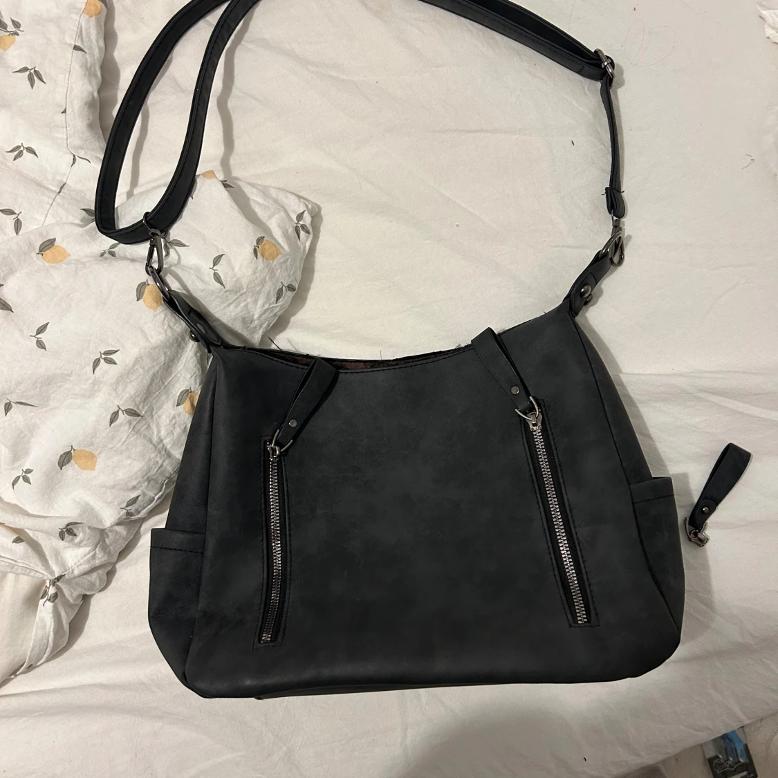 Mörkgrå axelväska med dragkedjor
