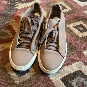 Sneakers Wera stl 36 - Sneakers från Wera i läder. Passar storlek 36. 