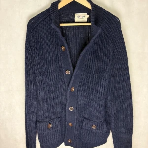NN07 cardigan  - Riktigt skön och varm cardigan. Modellen är 185. Defekt på sista bilden, i högra armhålan. Inget som märks eller syns. Upplevs liten i storlek 