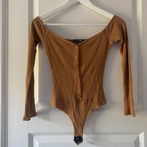 Ribbad brun bodysuit från Fashion Nova - Med knappar. Använd 2gånger 