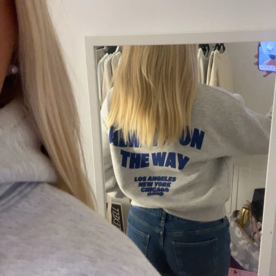 Grå hoodie från Ginatricot med tryck - 1