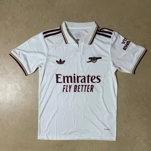 Arsenal 25/26  - Säljer denna snygga Arsenal tröjan för endast 279kr, skriv till om ni är intresserade 