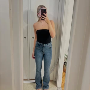 Blå bootcut jeans från zara - Bootcut jeans från Zara i storlek 36