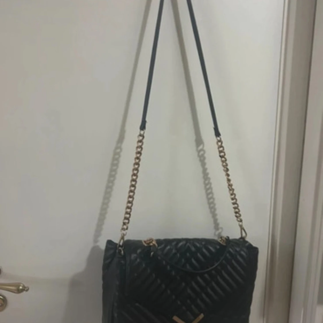 Svart quiltad axelväska med guldkedja - 1