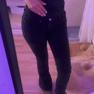 Svarta jeans  - Säljer ett par snygga svarta jeans.