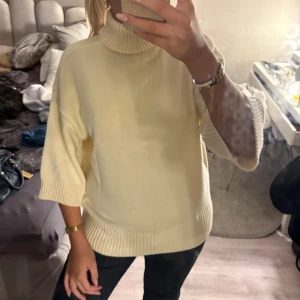 gräddvit stickad polotröja - Jätte snygg polo tröja ifrån h&m. Köpte för en månad sen och tyvärr inte kommit något till användning så helt oanvänd🩷
