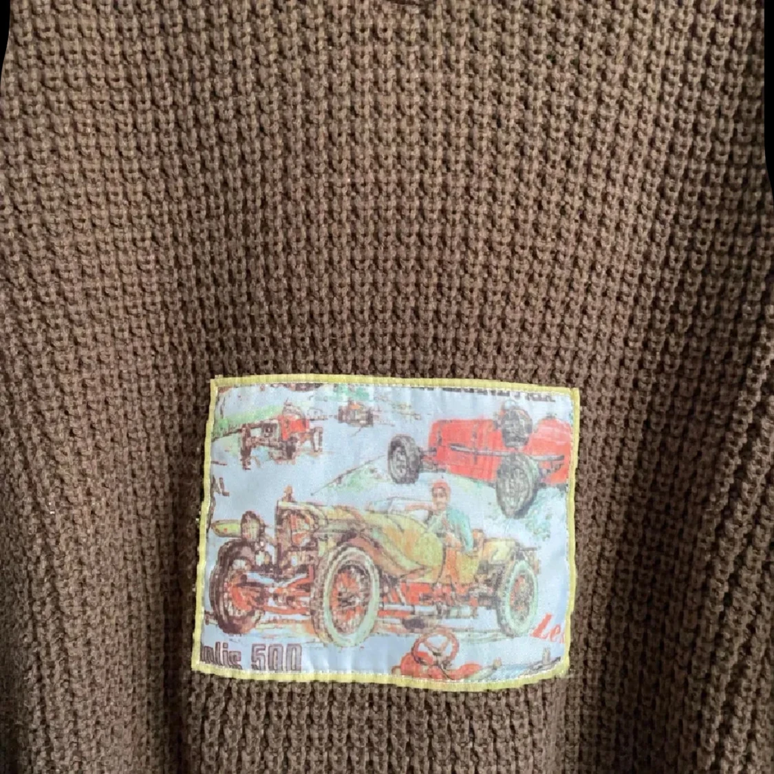 Brun stickad tröja med bilpatch  - 1