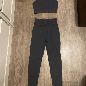 Träningsset med topp och byxor från H&M - Träningsset med topp och byxor från H&M, storlek S. Aldrig använt.