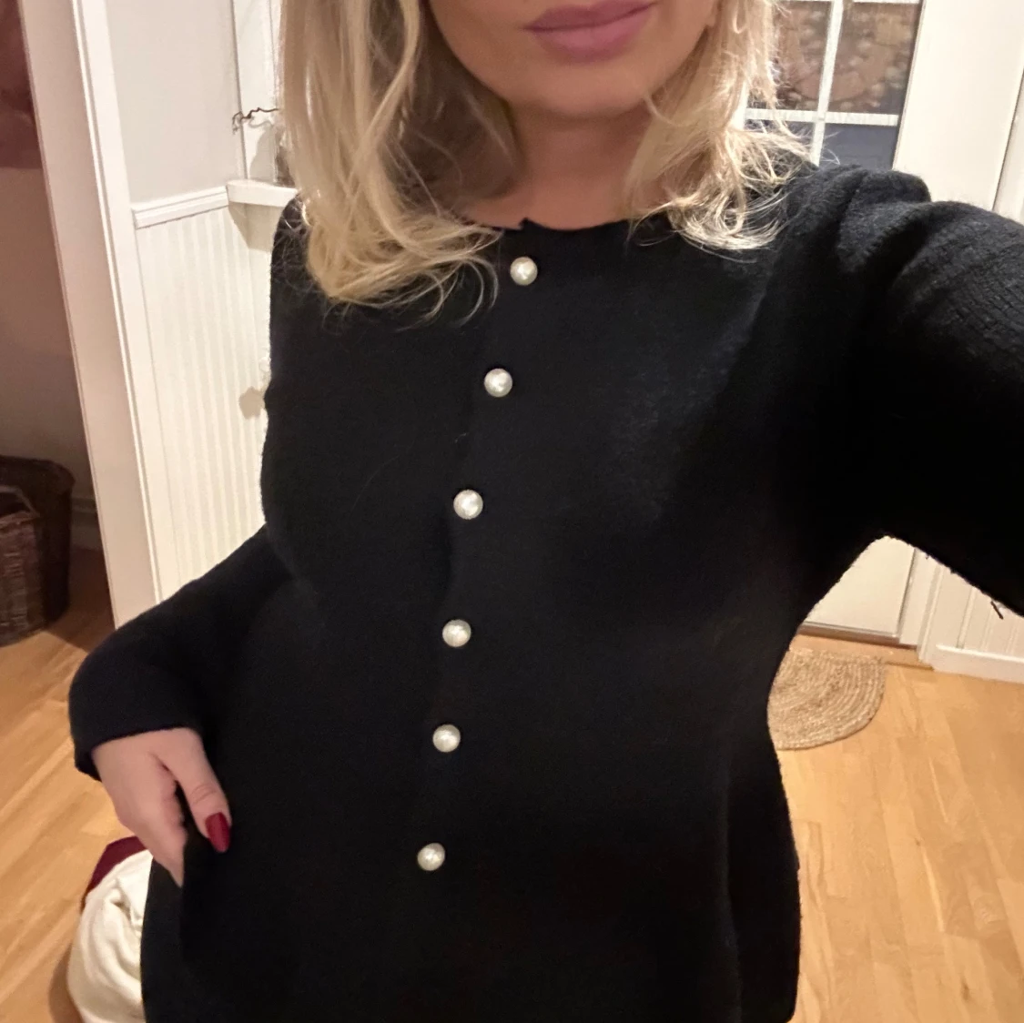 Svart kofta med pärlknappar från J'aime - 1